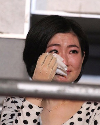 Ca sĩ bị bỏng Selina nức nở trong show diễn của bạn thân - 10 Ca sĩ bị bỏng Selina nức nở trong show diễn của bạn thân - 10