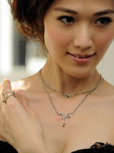 Bản sao của Lâm Chí Linh chụp ảnh nude và đính đá lên người - 7 Bản sao của Lâm Chí Linh chụp ảnh nude và đính đá lên người - 7