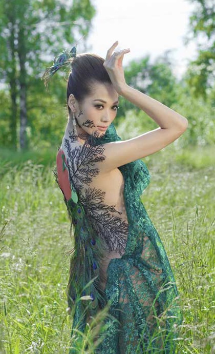 Bản sao của Lâm Chí Linh chụp ảnh nude và đính đá lên người - 1 Bản sao của Lâm Chí Linh chụp ảnh nude và đính đá lên người - 1