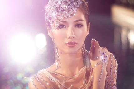 Bản sao của Lâm Chí Linh chụp ảnh nude và đính đá lên người - 3 Bản sao của Lâm Chí Linh chụp ảnh nude và đính đá lên người - 3