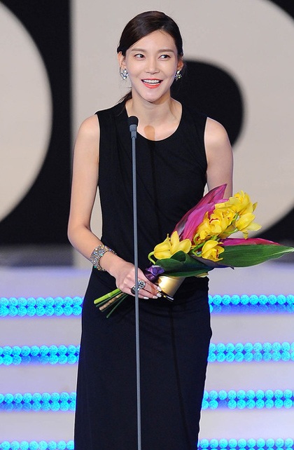 Choi Ji Woo và "đàn em" Lee Yeon Hee khoe dáng với áo xuyên thấu - 10