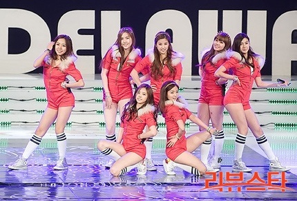 Choi Ji Woo và "đàn em" Lee Yeon Hee khoe dáng với áo xuyên thấu - 13