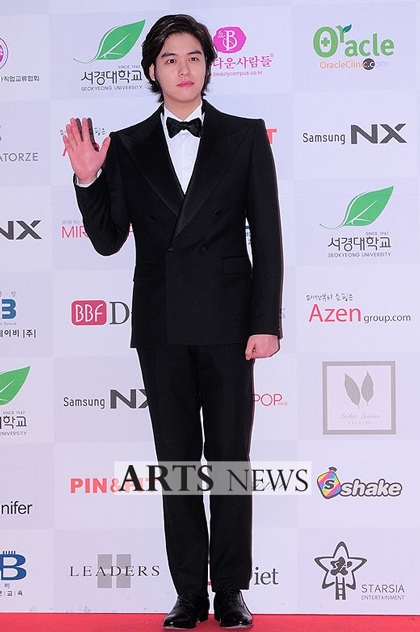 Choi Ji Woo và "đàn em" Lee Yeon Hee khoe dáng với áo xuyên thấu - 15