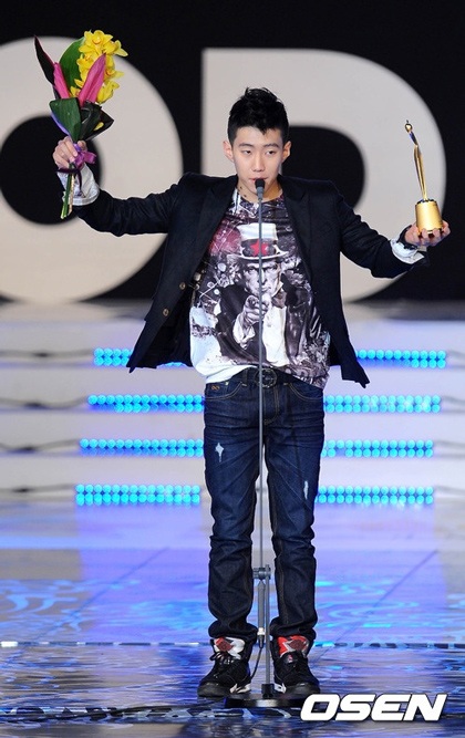 Choi Ji Woo và "đàn em" Lee Yeon Hee khoe dáng với áo xuyên thấu - 17