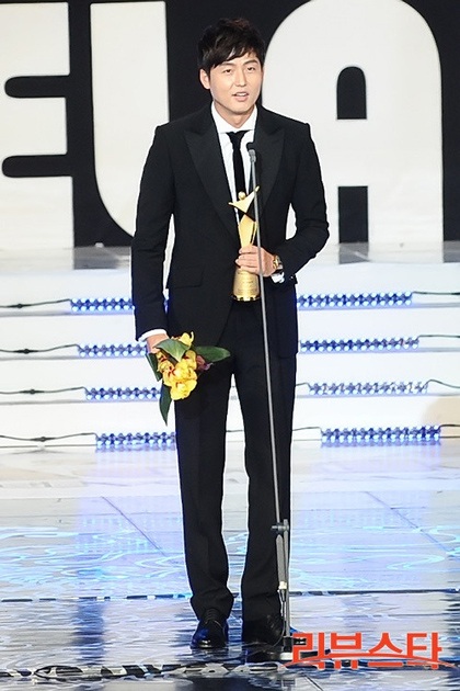 Choi Ji Woo và "đàn em" Lee Yeon Hee khoe dáng với áo xuyên thấu - 19