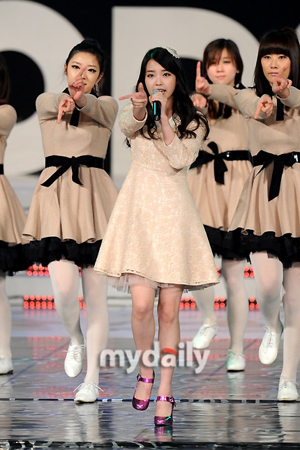 Choi Ji Woo và "đàn em" Lee Yeon Hee khoe dáng với áo xuyên thấu - 12