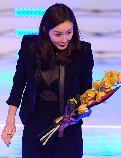 Choi Ji Woo và "đàn em" Lee Yeon Hee khoe dáng với áo xuyên thấu - 2