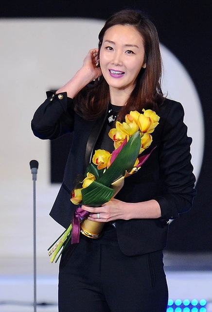 Choi Ji Woo và "đàn em" Lee Yeon Hee khoe dáng với áo xuyên thấu - 3