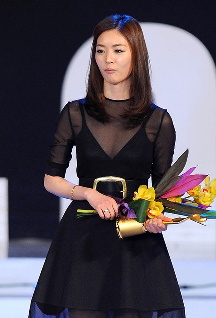 Choi Ji Woo và "đàn em" Lee Yeon Hee khoe dáng với áo xuyên thấu - 4