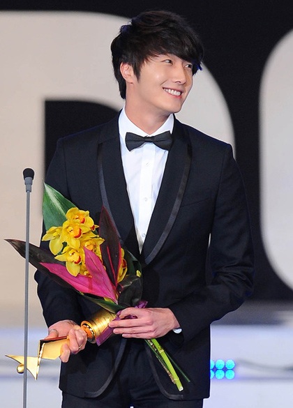 Choi Ji Woo và "đàn em" Lee Yeon Hee khoe dáng với áo xuyên thấu - 8