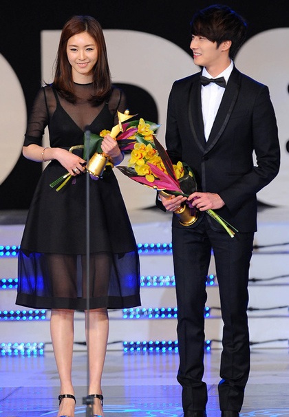 Choi Ji Woo và "đàn em" Lee Yeon Hee khoe dáng với áo xuyên thấu - 9