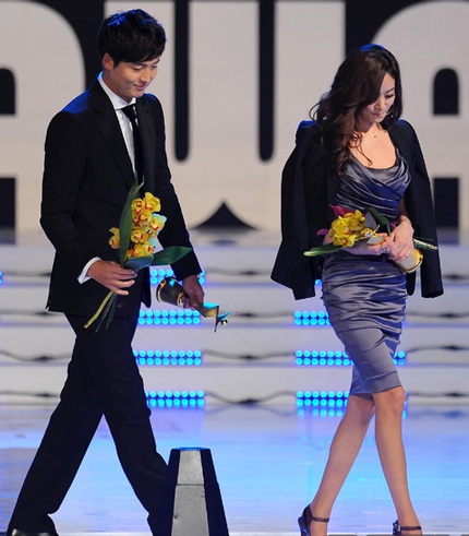 Choi Ji Woo và "đàn em" Lee Yeon Hee khoe dáng với áo xuyên thấu - 7