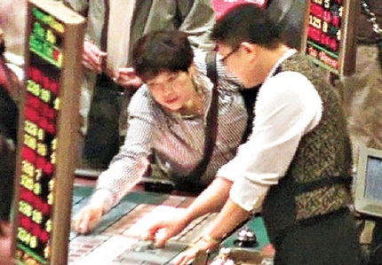 Mẹ nữ diễn viên Thái Thiếu Phân nghiện cờ bạc - 3 Mẹ nữ diễn viên Thái Thiếu Phân nghiện cờ bạc - 3