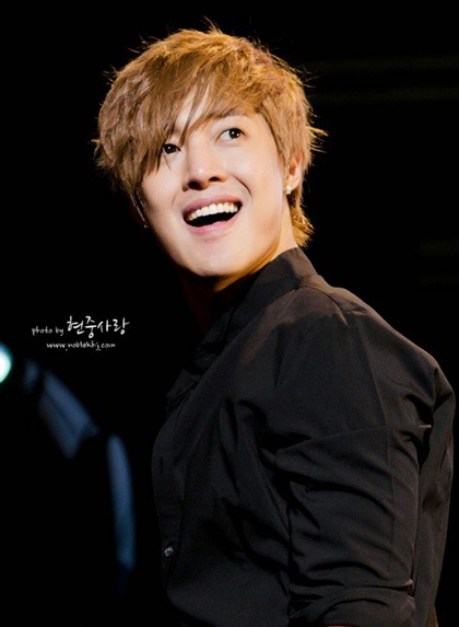 “Mỹ nam” Kim Hyun Joong mang chó cưng lên sân khấu - 2 “Mỹ nam” Kim Hyun Joong mang chó cưng lên sân khấu - 2