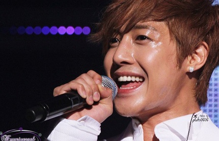 “Mỹ nam” Kim Hyun Joong mang chó cưng lên sân khấu - 3 “Mỹ nam” Kim Hyun Joong mang chó cưng lên sân khấu - 3