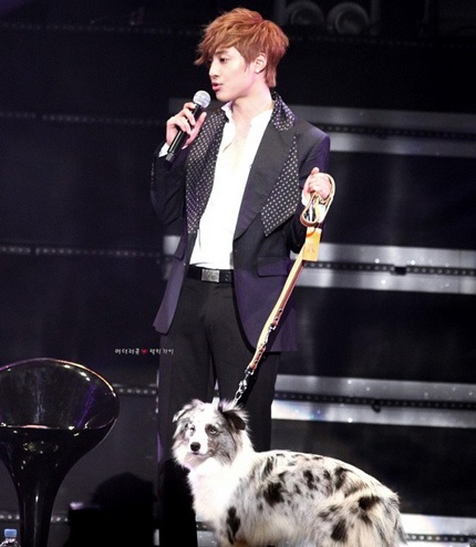 “Mỹ nam” Kim Hyun Joong mang chó cưng lên sân khấu - 5 “Mỹ nam” Kim Hyun Joong mang chó cưng lên sân khấu - 5