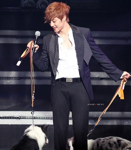 “Mỹ nam” Kim Hyun Joong mang chó cưng lên sân khấu - 6 “Mỹ nam” Kim Hyun Joong mang chó cưng lên sân khấu - 6