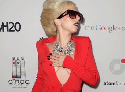 Lady Gaga diện áo trễ nải - 7 Lady Gaga diện áo trễ nải - 7