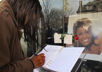 Cả thế giới chuẩn bị nói lời “vĩnh biệt” Whitney Houston - 11