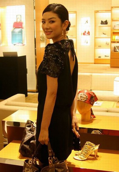 Mỹ nhân “nửa kín, nửa hở” với váy hở lưng - 16 Mỹ nhân “nửa kín, nửa hở” với váy hở lưng - 16