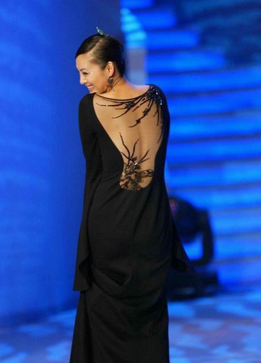 Mỹ nhân “nửa kín, nửa hở” với váy hở lưng - 21 Mỹ nhân “nửa kín, nửa hở” với váy hở lưng - 21