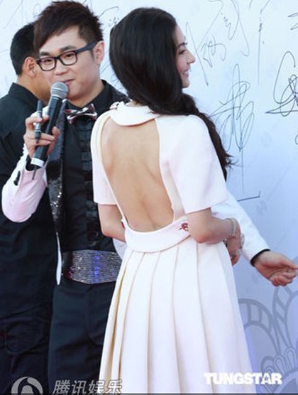 Mỹ nhân “nửa kín, nửa hở” với váy hở lưng - 14 Mỹ nhân “nửa kín, nửa hở” với váy hở lưng - 14