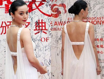 Mỹ nhân “nửa kín, nửa hở” với váy hở lưng - 37 Mỹ nhân “nửa kín, nửa hở” với váy hở lưng - 37