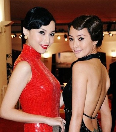 Mỹ nhân “nửa kín, nửa hở” với váy hở lưng - 5 Mỹ nhân “nửa kín, nửa hở” với váy hở lưng - 5