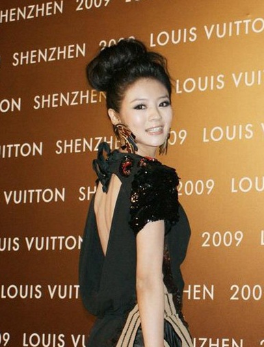 Mỹ nhân “nửa kín, nửa hở” với váy hở lưng - 6 Mỹ nhân “nửa kín, nửa hở” với váy hở lưng - 6