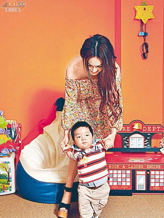 Những gia đình “đặc biệt” của sao - 11