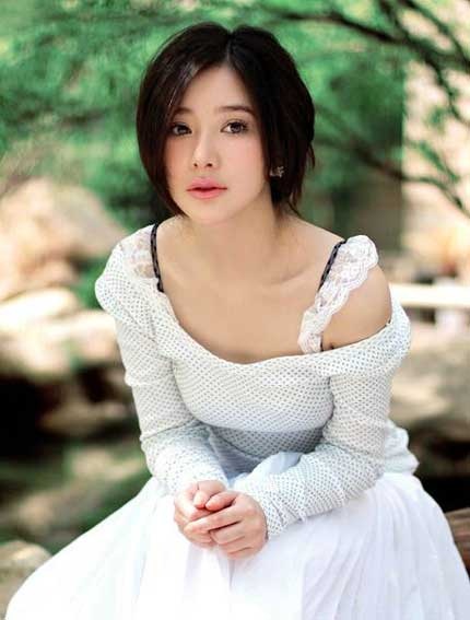 Vẻ gợi cảm của “người đàn bà trẻ thơ” Hùng Nãi Cẩn