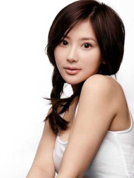 Vẻ gợi cảm của “người đàn bà trẻ thơ” Hùng Nãi Cẩn