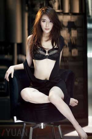 Vẻ gợi cảm của “người đàn bà trẻ thơ” Hùng Nãi Cẩn