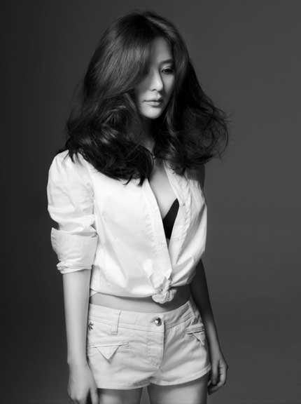 Vẻ gợi cảm của “người đàn bà trẻ thơ” Hùng Nãi Cẩn