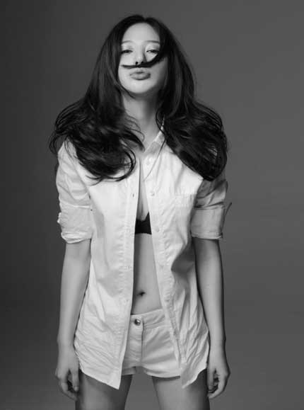 Vẻ gợi cảm của “người đàn bà trẻ thơ” Hùng Nãi Cẩn