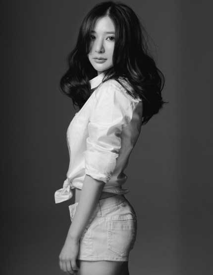 Vẻ gợi cảm của “người đàn bà trẻ thơ” Hùng Nãi Cẩn