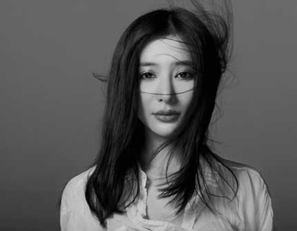 Vẻ gợi cảm của “người đàn bà trẻ thơ” Hùng Nãi Cẩn