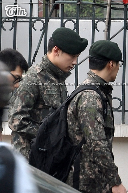 Bi (Rain) lại diện áo lính đi dạo tại Hà Nội