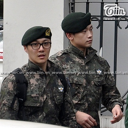 Bi (Rain) lại diện áo lính đi dạo tại Hà Nội