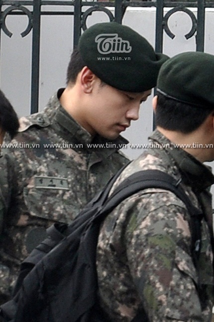 Bi (Rain) lại diện áo lính đi dạo tại Hà Nội