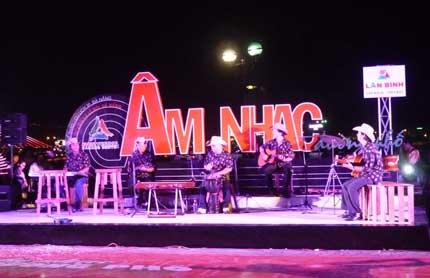 Đà Nẵng: Lần đầu biểu diễn “Âm nhạc đường phố” - 1 Đà Nẵng: Lần đầu biểu diễn “Âm nhạc đường phố”