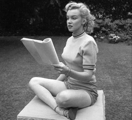 Những bức hình đen trắng độc của “biểu tượng sex” Marilyn Monroe - 1 Những bức hình đen trắng độc của “biểu tượng sex” Marilyn Monroe