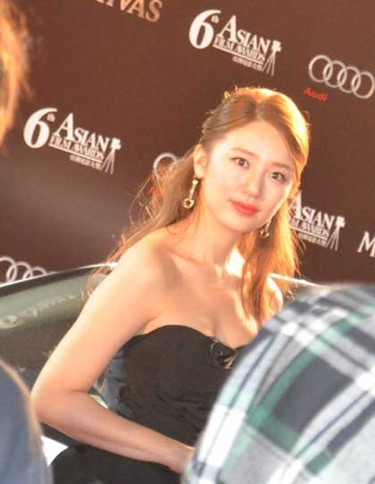 “Thái tử phi” Yoon Eun Hye đẹp đôi bên Lưu Đức Hoa