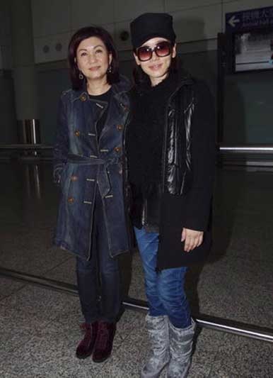 Dương Tư Kỳ đưa con gái về Hồng Kông - 1 Dương Tư Kỳ đưa con gái về Hồng Kông