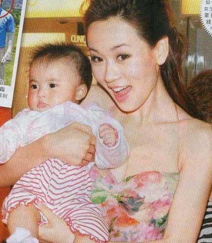 Dương Tư Kỳ đưa con gái về Hồng Kông - 2 Dương Tư Kỳ đưa con gái về Hồng Kông