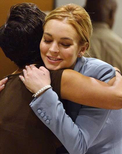 Lindsay Lohan cười tươi vì được “tự do”