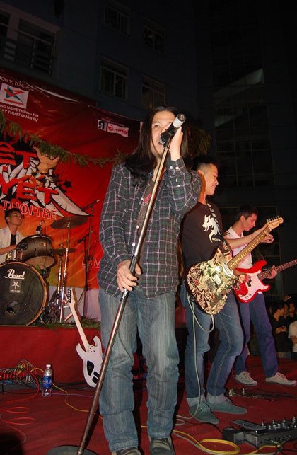 “Cháy” hết mình với rockshow Nhiệt huyết - 1 “Cháy” hết mình với rockshow Nhiệt huyết