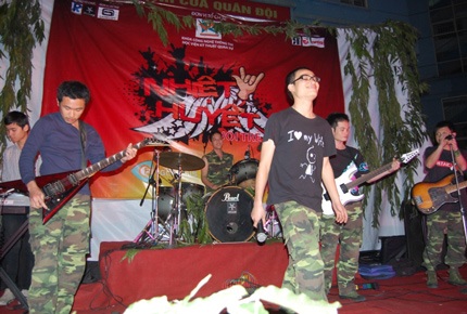 “Cháy” hết mình với rockshow Nhiệt huyết - 2 “Cháy” hết mình với rockshow Nhiệt huyết