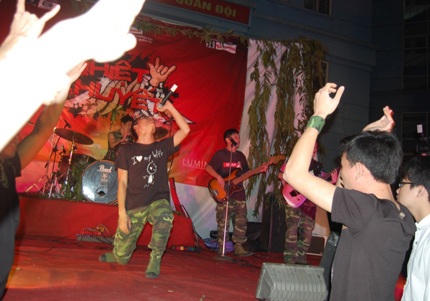 “Cháy” hết mình với rockshow Nhiệt huyết - 3 “Cháy” hết mình với rockshow Nhiệt huyết