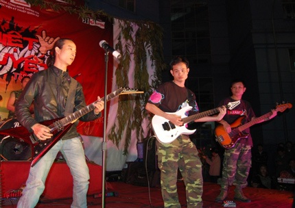 “Cháy” hết mình với rockshow Nhiệt huyết - 4 “Cháy” hết mình với rockshow Nhiệt huyết